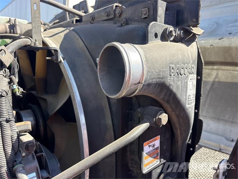 Peterbilt 348 6x4 Cab and Chassis Cabine en interieur