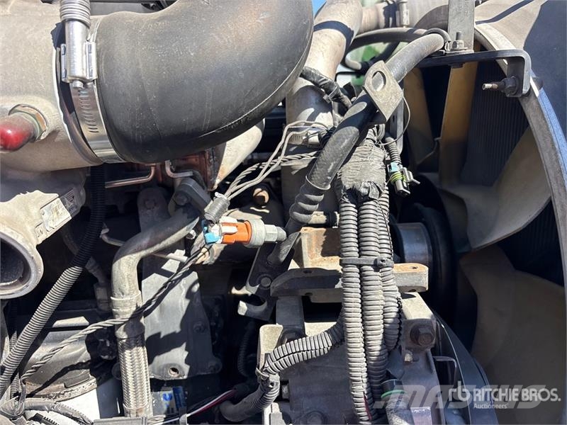 Peterbilt 348 6x4 Cab and Chassis Cabine en interieur
