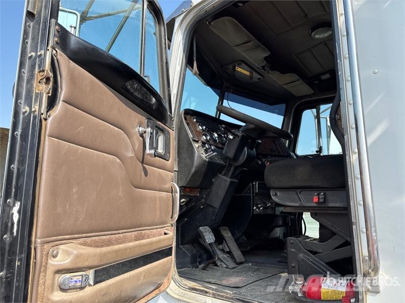 Peterbilt 357 Pašizgāzējs