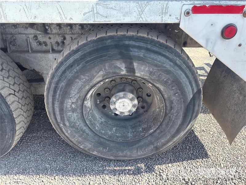Peterbilt 357 8x4 Mixer Truck Beton-Mischfahrzeuge