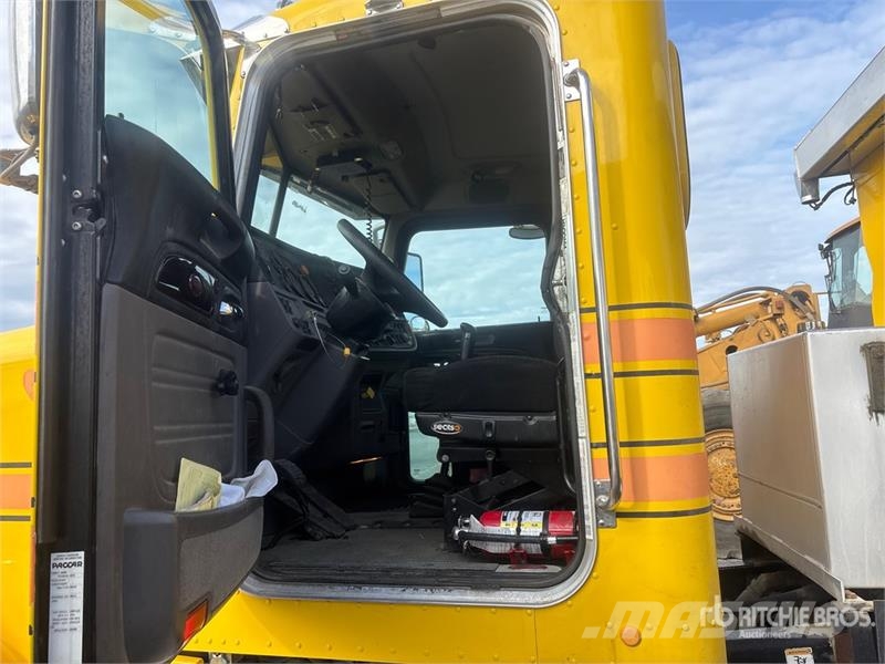 Peterbilt 365 14x4 Super 18 Five Axle Dump Truck Pašizgāzējs