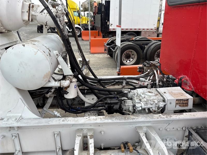 Peterbilt 365 8x4 Mixer Truck Betonmixers en pompen