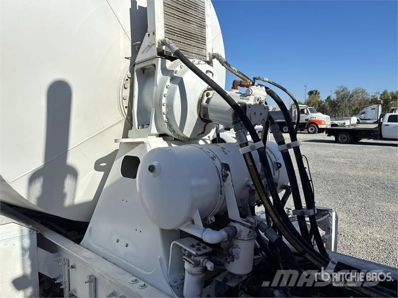 Peterbilt 365 8x4 Mixer Truck Betonmixers en pompen