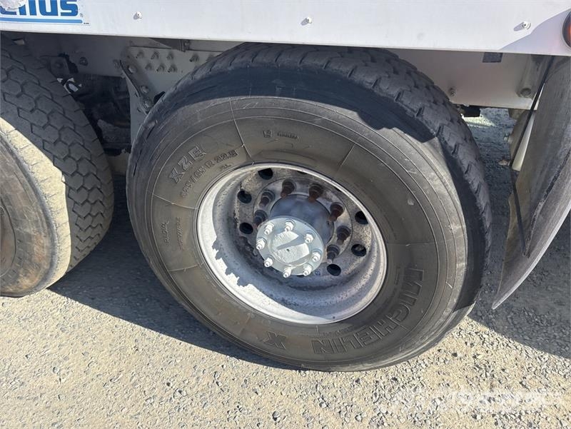 Peterbilt 365 8x4 Mixer Truck Betonmixers en pompen