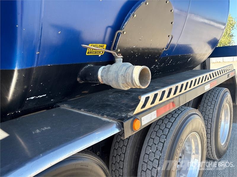 Peterbilt 367 组合/真空油槽车