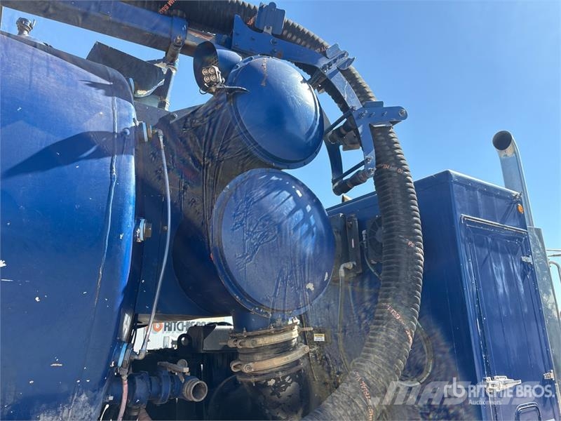 Peterbilt 367 组合/真空油槽车