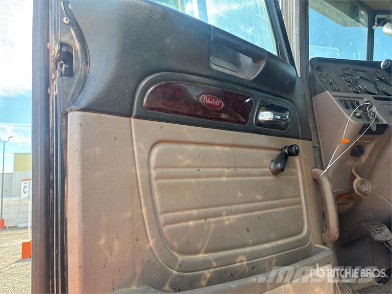 Peterbilt 367 6x4 Cab and Chassis Cabine en interieur