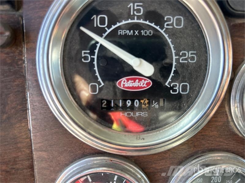 Peterbilt 378 4x2 Sleeper Service Truck Plogbilar