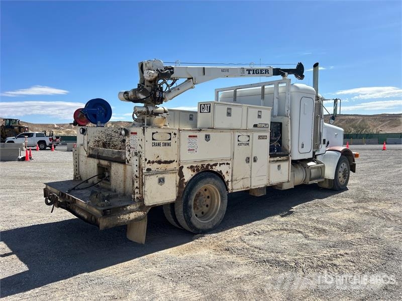 Peterbilt 378 4x2 Sleeper Service Truck Plogbilar