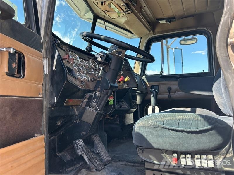 Peterbilt 378 4x2 Sleeper Service Truck Plogbilar