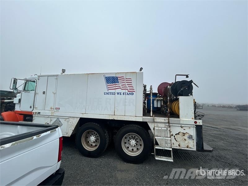 Peterbilt 378 6x4 Fuel and Lube Truck Tovornjaki cisterne