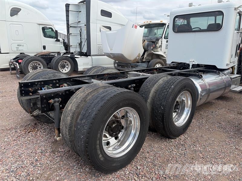 Peterbilt 379 6x4 Cab and Chassis (Inoperable) Cabines e interior