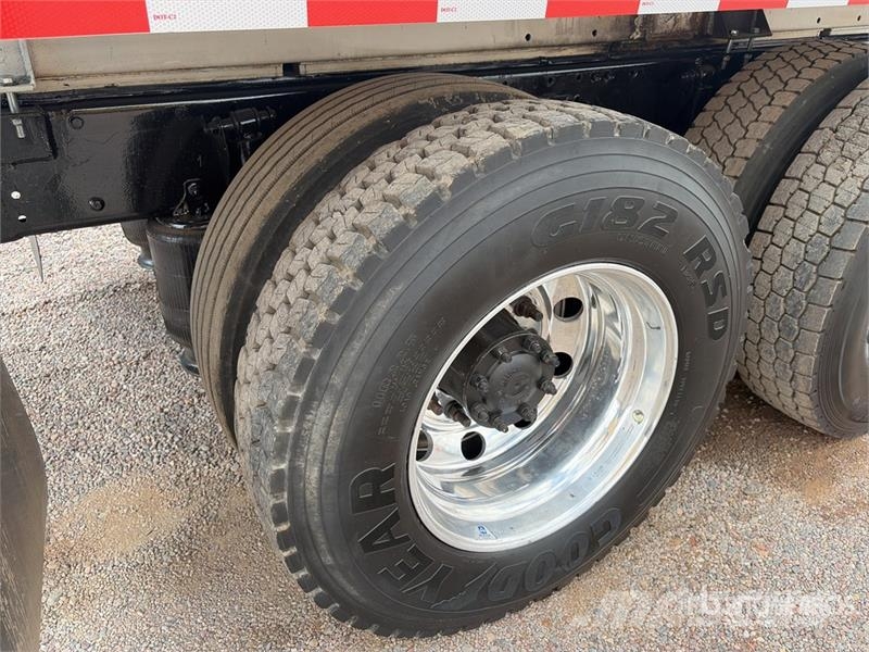 Peterbilt 382 4000 gal 6x4 Water Truck Tovornjaki za vodo