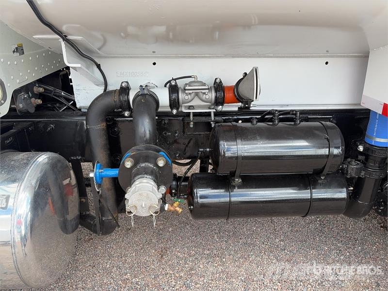 Peterbilt 382 4000 gal 6x4 Water Truck Tovornjaki za vodo