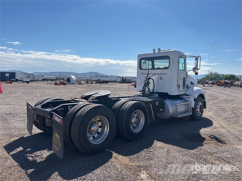Peterbilt 384 Vlačilci