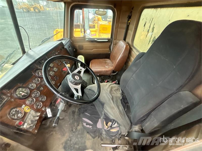 Peterbilt 385 8x4 Tri/A Dump Truck Kiper tovornjaki