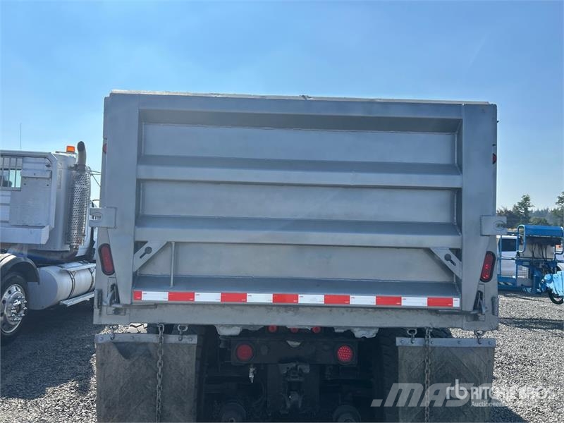 Peterbilt 385 8x4 Tri/A Dump Truck Самоскиди