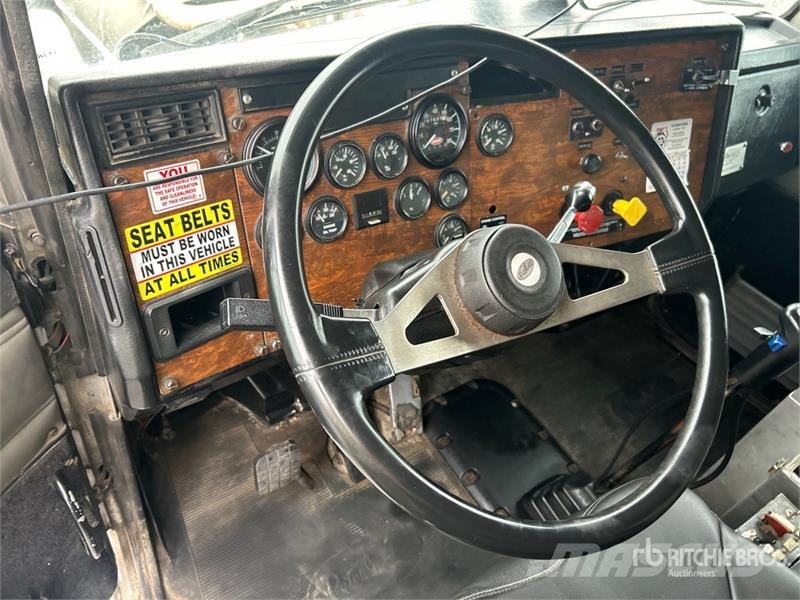 Peterbilt 385 8x4 Tri/A Dump Truck Самоскиди