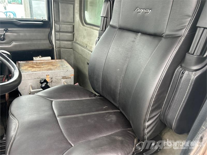 Peterbilt 385 8x4 Tri/A Dump Truck Самоскиди