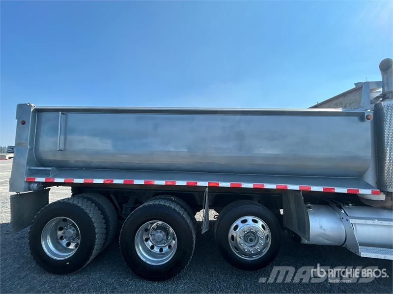 Peterbilt 385 8x4 Tri/A Dump Truck Самоскиди