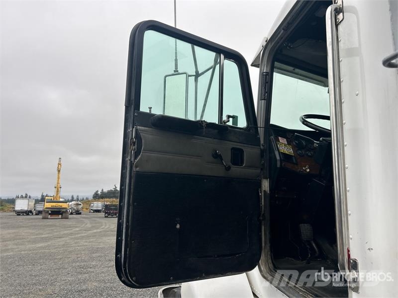 Peterbilt 385 8x4 Tri/A Dump Truck Самоскиди