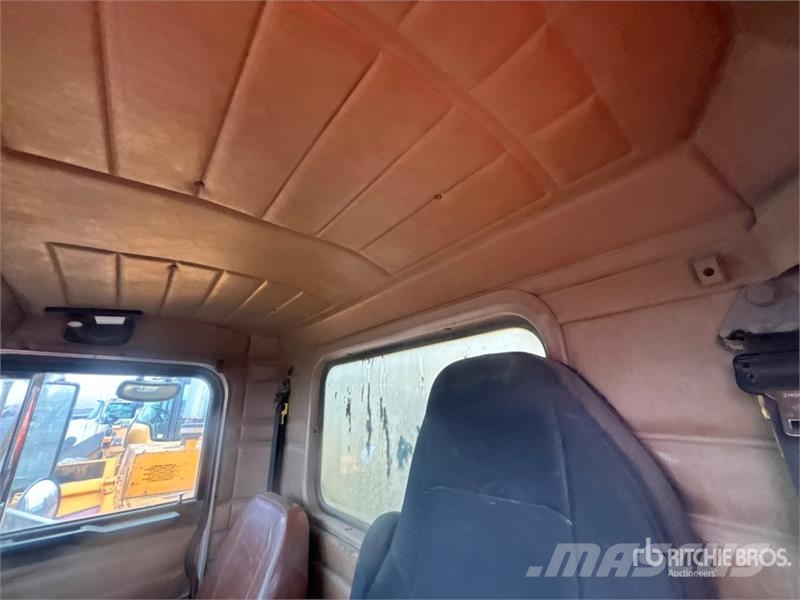 Peterbilt 385 8x4 Tri/A Dump Truck Kiper tovornjaki