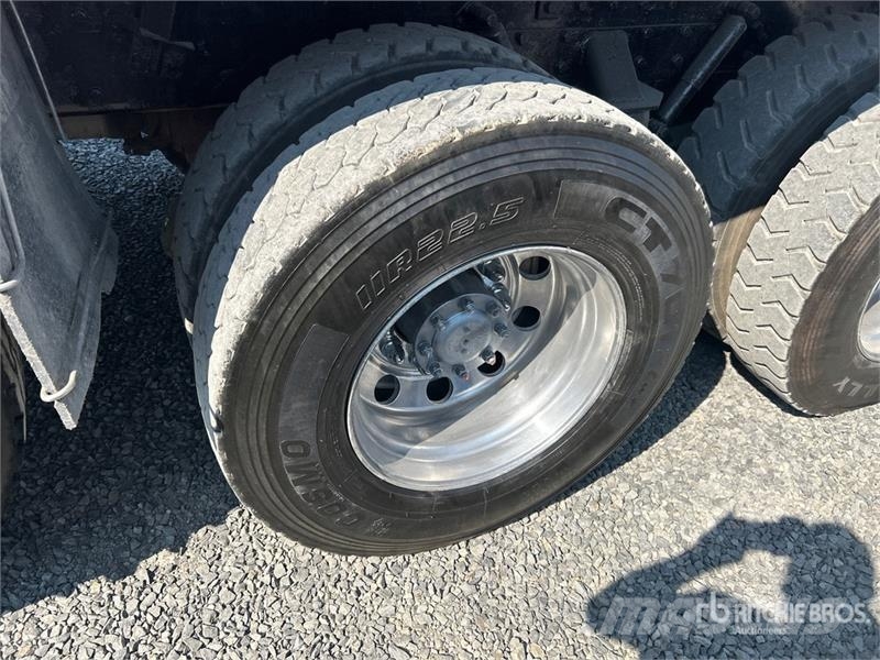 Peterbilt 385 8x4 Tri/A Dump Truck Самоскиди