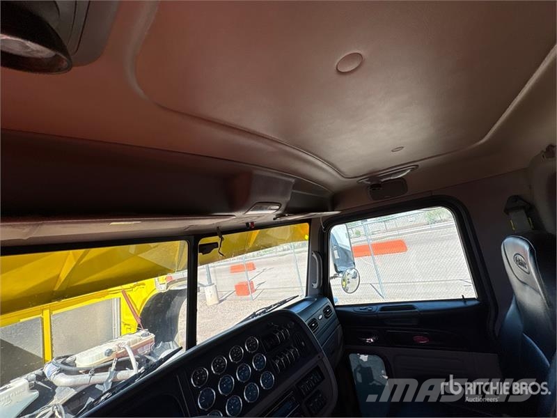 Peterbilt 389 Trekkers