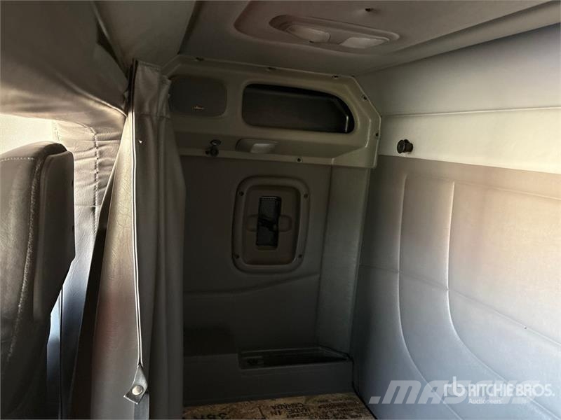 Peterbilt 389 ?? 6x4 Cab and Chassis Cabine en interieur