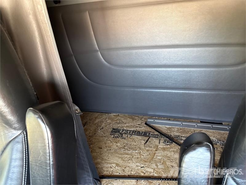 Peterbilt 389 ?? 6x4 Cab and Chassis Cabine en interieur