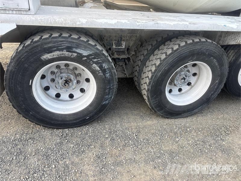 Peterbilt 567 12x4 Mixer Truck Camiões de betão