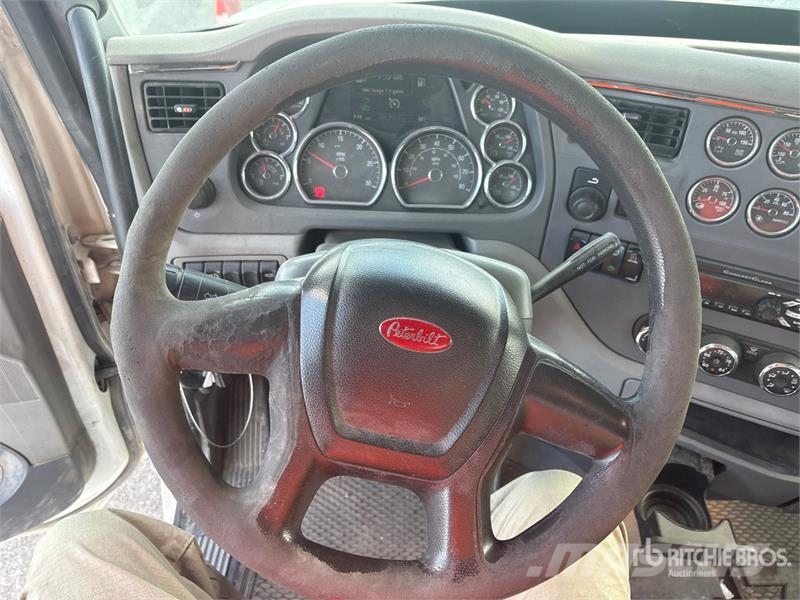 Peterbilt 567 6x4 T/A Day Cab Truck Tractor Vilcēji