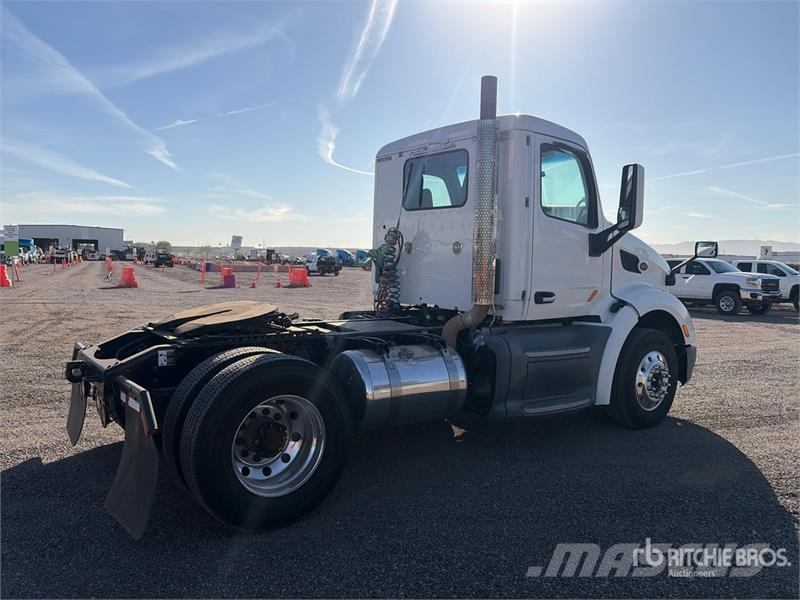 Peterbilt 579 4x2 S/A Day Cab Truck Tractor Vilcēji