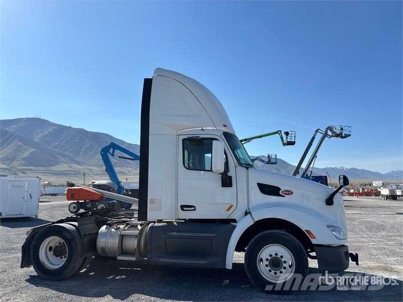 Peterbilt 579 4x2 S/A Day Cab Truck Tractor Tractor Units