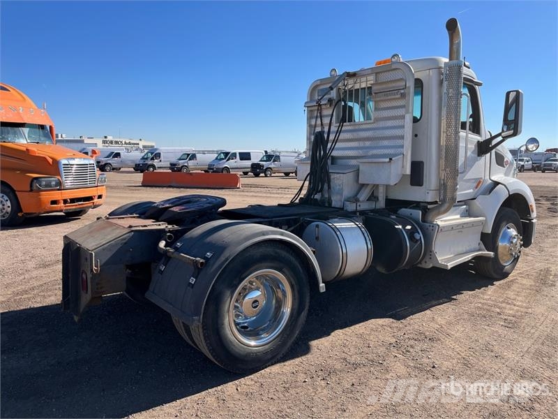 Peterbilt 579 4x2 S/A Day Cab Truck Tractor Vlačilci
