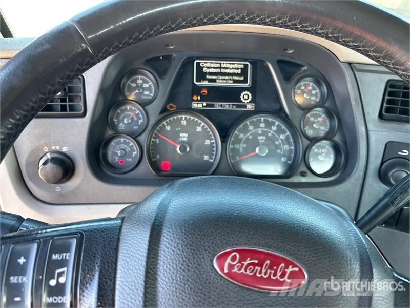 Peterbilt 579 4x2 S/A Day Cab Truck Tractor Tractor Units