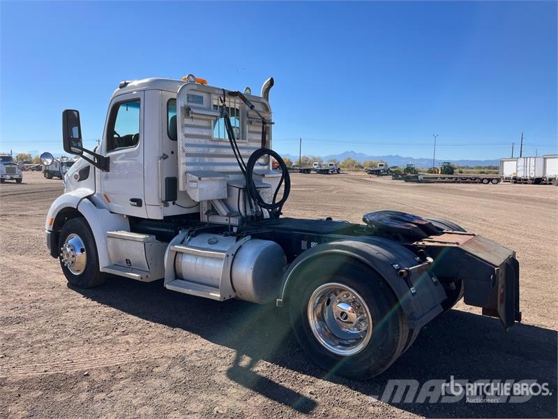 Peterbilt 579 4x2 S/A Day Cab Truck Tractor Vlačilci