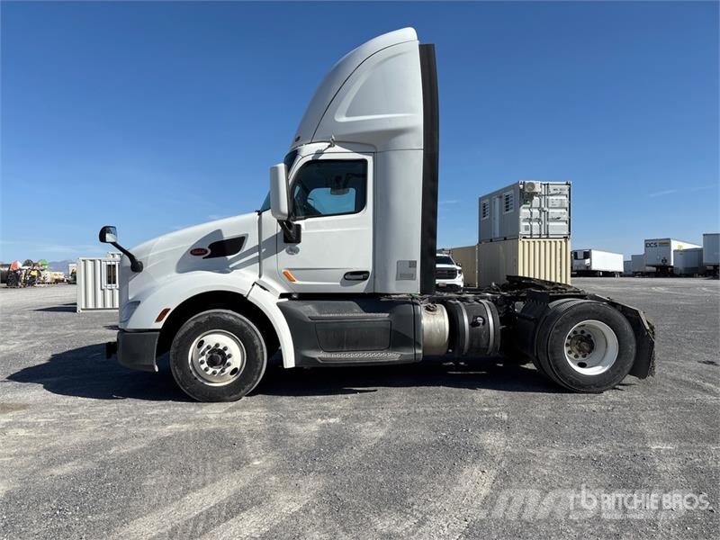 Peterbilt 579 4x2 S/A Day Cab Truck Tractor Tractor Units