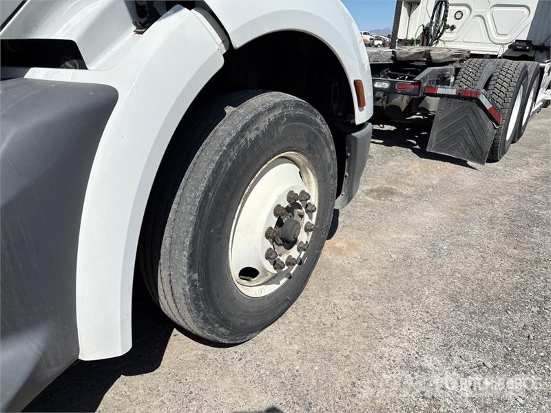Peterbilt 579 4x2 S/A Day Cab Truck Tractor Tractor Units