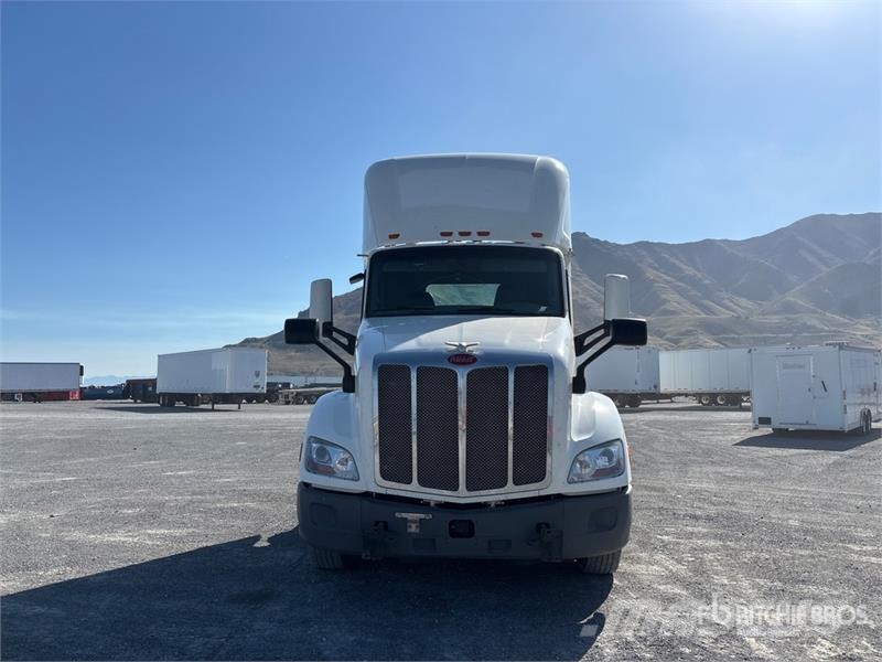 Peterbilt 579 4x2 S/A Day Cab Truck Tractor Tractor Units