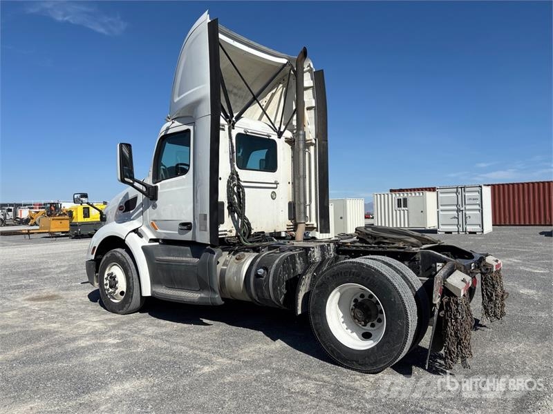 Peterbilt 579 4x2 S/A Day Cab Truck Tractor Tractor Units