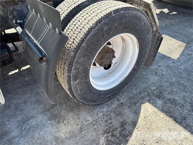 Peterbilt 579 4x2 S/A Day Cab Truck Tractor Tractor Units