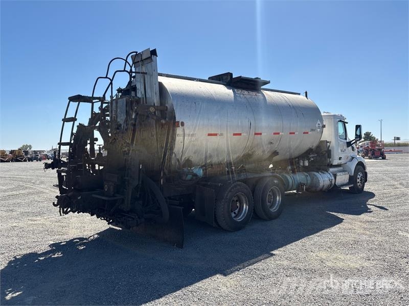 Peterbilt 579 6x4 Asphalt Distributor Truck Tovornjaki cisterne
