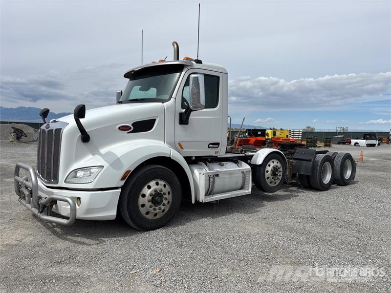 Peterbilt 579 8x4 Tri/A Day Cab Truck Tractor Ciągniki siodłowe