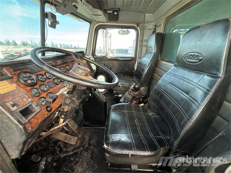 Peterbilt 8x4 T/A Dump Truck (Inoperable) Kiper tovornjaki