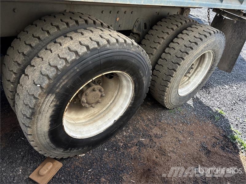 Peterbilt 8x4 T/A Dump Truck (Inoperable) Kiper tovornjaki