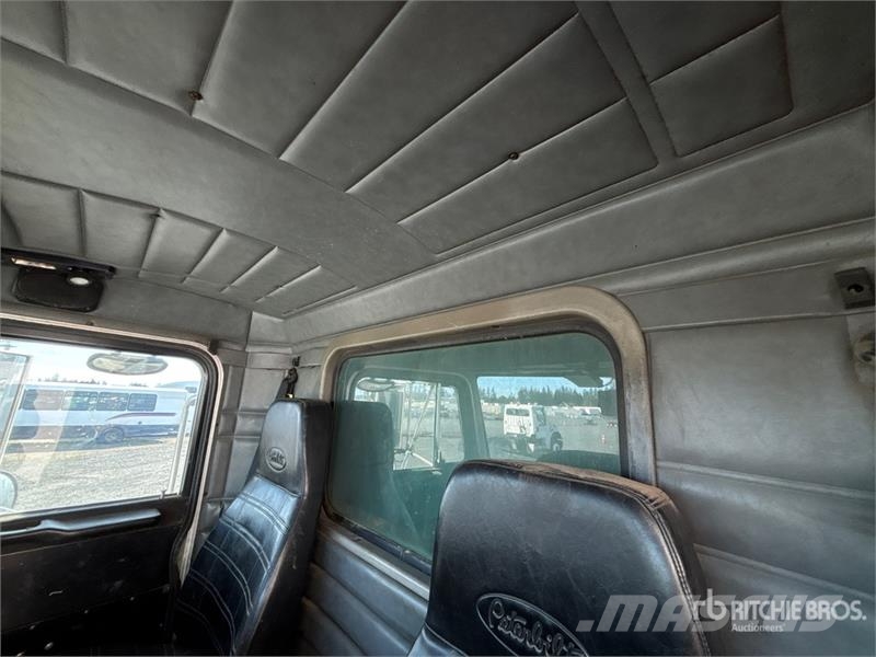Peterbilt 8x4 T/A Dump Truck (Inoperable) Kiper tovornjaki