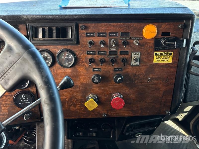 Peterbilt 8x4 T/A Dump Truck (Inoperable) Kiper tovornjaki