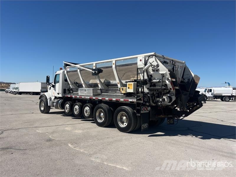 Peterbilt CAS FB22 Fat Boy on Peterbilt 567 12x4 Stone Spre ماكينات الحصاة والخرسانة