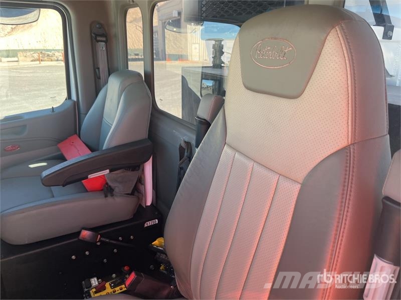Peterbilt CAS FB22 Fat Boy on Peterbilt 567 12x4 Stone Spre ماكينات الحصاة والخرسانة